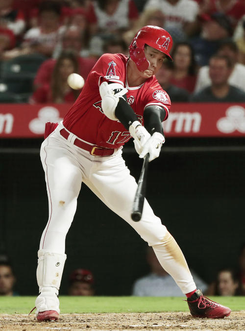 5回、左飛に倒れるエンゼルス大谷（共同）