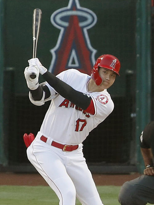 1回、右直に倒れるエンゼルス大谷（共同）