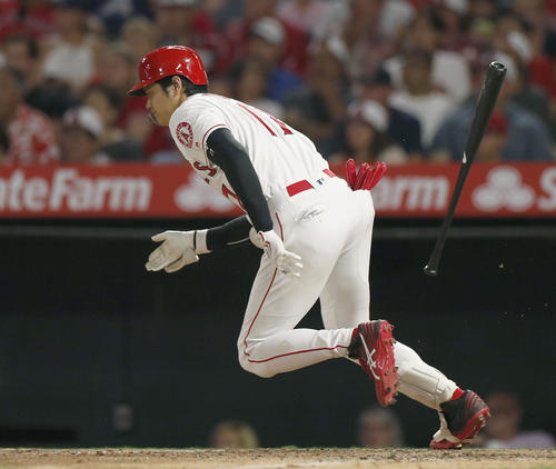 7回、二ゴロに倒れるエンゼルス大谷（共同）