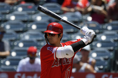 サングラスを着用して打撃に臨む大谷（AP）