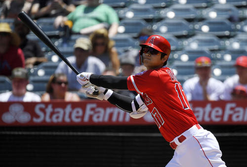 サングラスを着用して打撃に臨む大谷（AP）