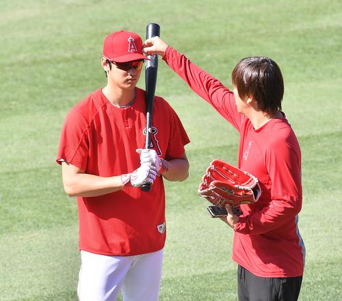 エンゼルス対タイガース　試合前、サングラス姿で写真撮影に応じるエンゼルス大谷（撮影・菅敏）