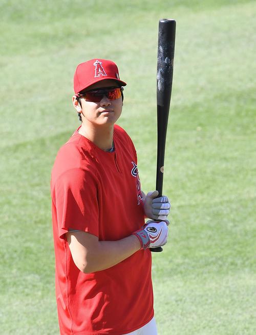 エンゼルス対タイガース　試合前、サングラス姿で写真撮影に応じるエンゼルス大谷（撮影・菅敏）