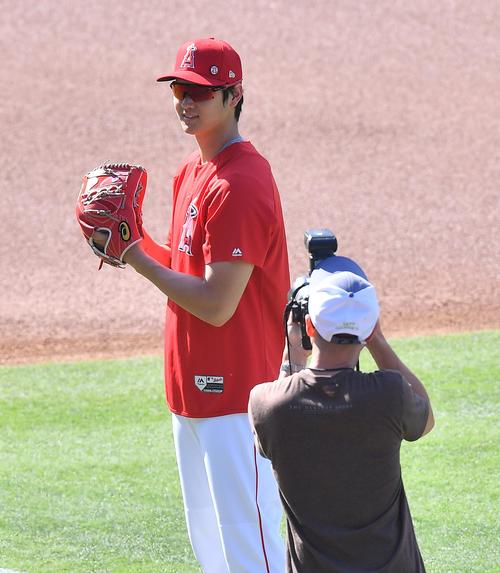 エンゼルス対タイガース　試合前、サングラス姿で写真撮影に応じるエンゼルス大谷（撮影・菅敏）