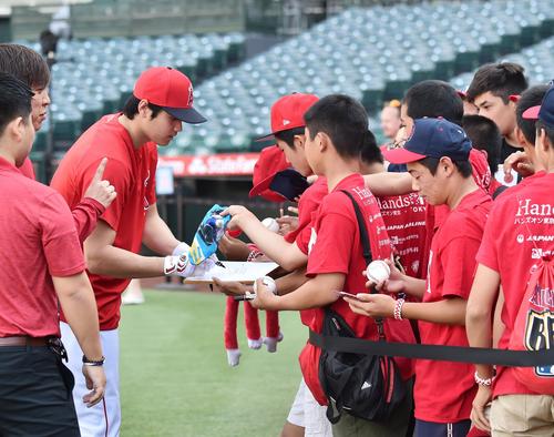 東北・熊本復興支援ベースボールプロジェクトで球場を訪れた子供たちにサインをするエンゼルス大谷（撮影・菅敏）