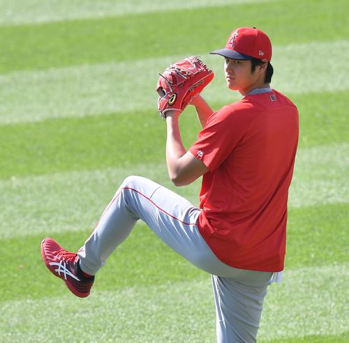 インディアンス対エンゼルス 試合前、キャッチボールをするエンゼルス大谷(撮影・菅敏)