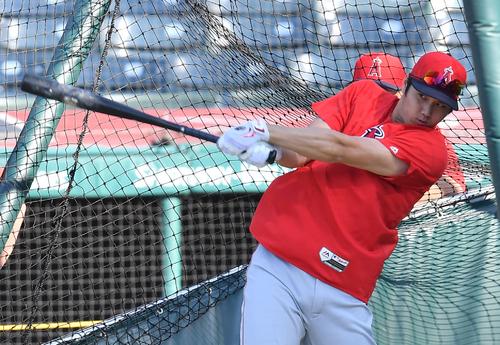 インディアンス対エンゼルス 試合前、フリー打撃をするエンゼルス大谷(撮影・菅敏)