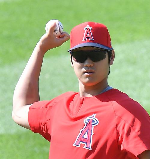 インディアンス対エンゼルス　試合前、キャッチボールをするエンゼルス大谷は、ナックルボールを投じる（撮影・菅敏）