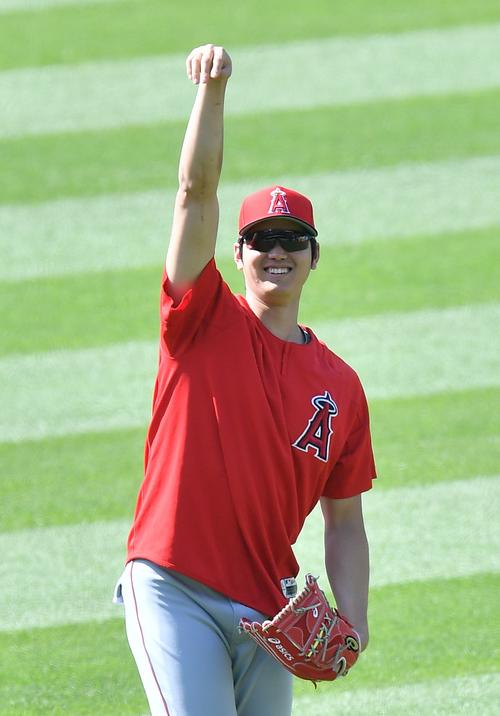 インディアンス対エンゼルス　試合前、笑顔でキャッチボールをするエンゼルス大谷（撮影・菅敏）