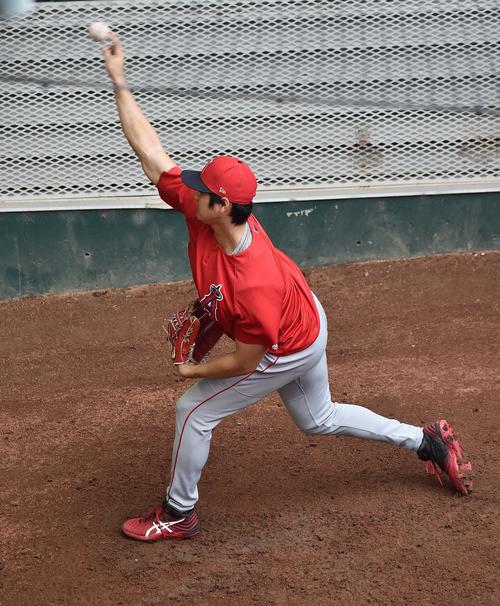 ブルペンで投球練習をするエンゼルス大谷（撮影・菅敏）