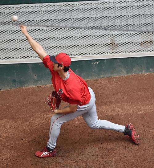 ブルペンで投球練習をするエンゼルス大谷（撮影・菅敏）