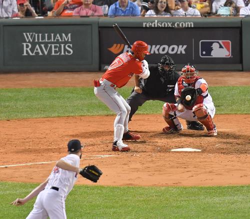 レッドソックス対エンゼルス　7回表エンゼルス無死一塁、レッドソックス・セールから見逃しの三振に倒れるエンゼルス大谷（撮影・菅敏）