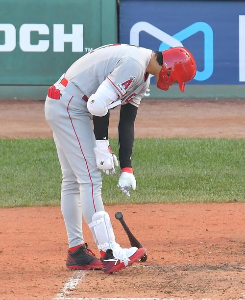 レッドソックス対エンゼルス　6回表エンゼルス1死、見逃しの三振に倒れ、肩を落とすエンゼルス大谷（撮影・菅敏）