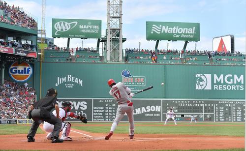 レッドソックス対エンゼルス　1回表エンゼルエス1死一塁、左中間に二塁打を放つエンゼルス大谷（撮影・菅敏）