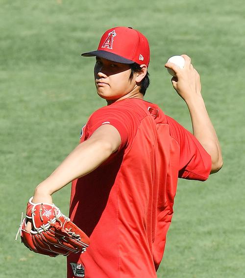 エンゼルス対パイレーツ 試合前、キャッチボールでスプリットを投じるエンゼルス大谷(撮影・菅敏)