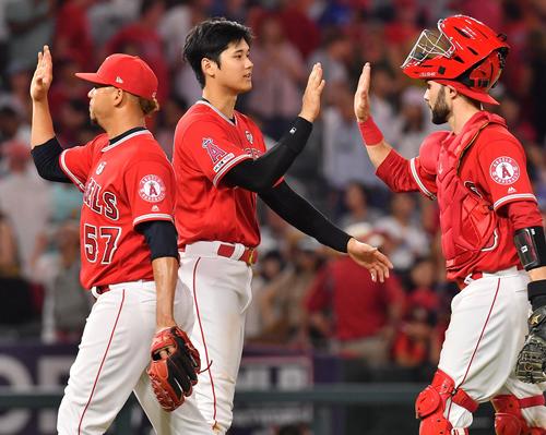 パイレーツに勝利し、ナインとタッチをするエンゼルス大谷（中央）（撮影・菅敏）