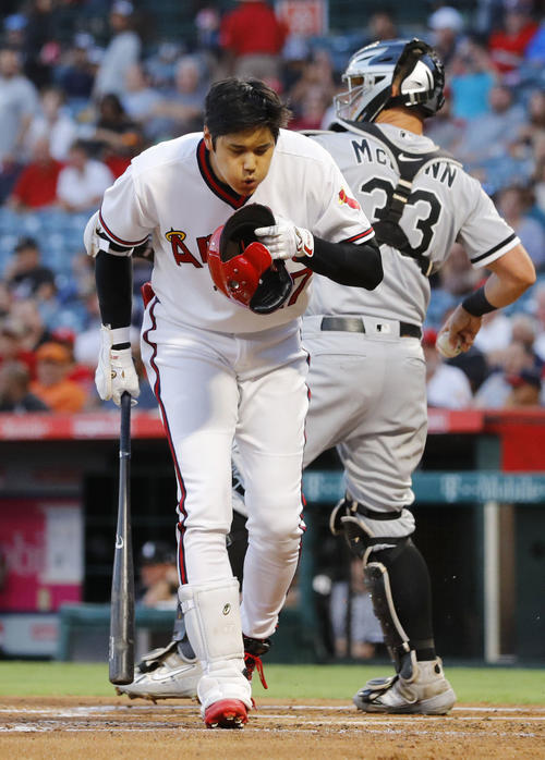 1回、空振り三振に倒れるエンゼルス大谷(共同)