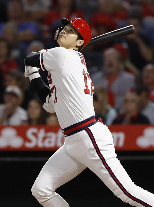 5回、左飛に倒れるエンゼルス大谷(共同)