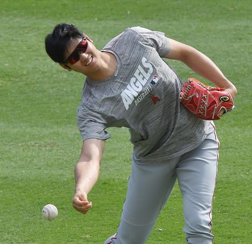 ダブルヘッダーの合間にアンダースローでキャッチボールするエンゼルス大谷（撮影・菅敏）
