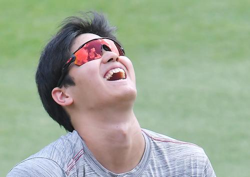 ダブルヘッダーの合間にとびきりの笑顔を見せるエンゼルス大谷（撮影・菅敏）