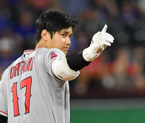 レンジャーズ対エンゼルス　8回表エンゼルス2死一塁、右へ適時二塁打を放ち、ベンチに向かってポーズをとるエンゼルス大谷（撮影・菅敏）