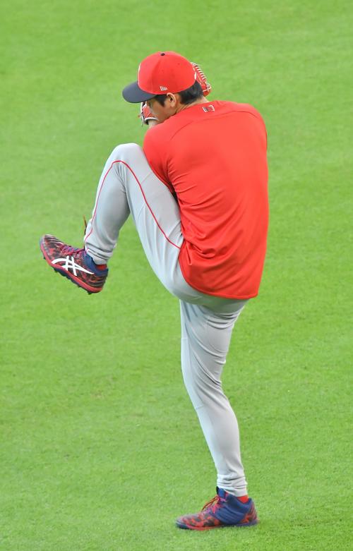 ブルペンでの投球練習を前にキャッチボールをするエンゼルス大谷は、同僚の投球フォームのモノマネをする（撮影・菅敏）