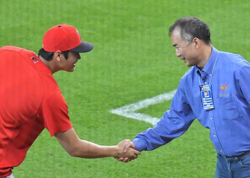 アストロズ対エンゼルス　試合前、球場を訪れた宇宙飛行士・野口聡一氏（右）から激励を受けるエンゼルス大谷（撮影・菅敏）