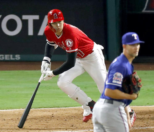 7回、左前打を放つエンゼルス大谷。投手マイナー（共同）