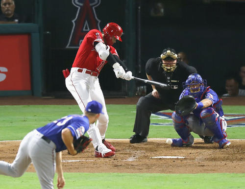 4回、投ゴロに倒れるエンゼルス大谷（共同）