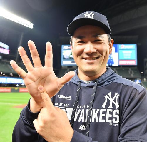 マリナーズ戦に先発し、7回を3安打無失点に抑え、今季10勝目を挙げたヤンキース田中は、日本人初の6年連続2桁勝利を達成し、笑顔で手で6を作る（撮影・菅敏）
