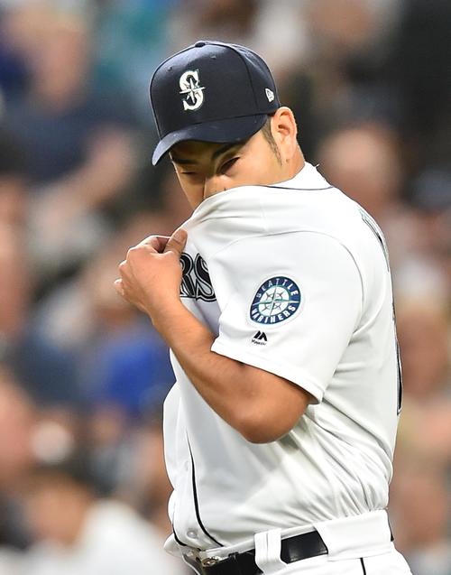 ヤンキース戦に先発し、投球の合間に浮かない表情で汗を拭うマリナーズ菊池（撮影・菅敏）