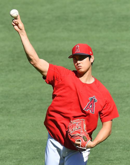 エンゼルス対レッドソックス　試合前、キャッチボールをするエンゼルス大谷（撮影・菅敏）