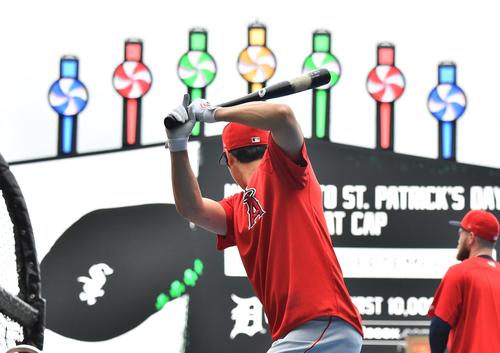 ホワイトソックス対エンゼルス　試合前、フリー打撃の合間に素振りをするエンゼルス大谷（撮影・菅敏）