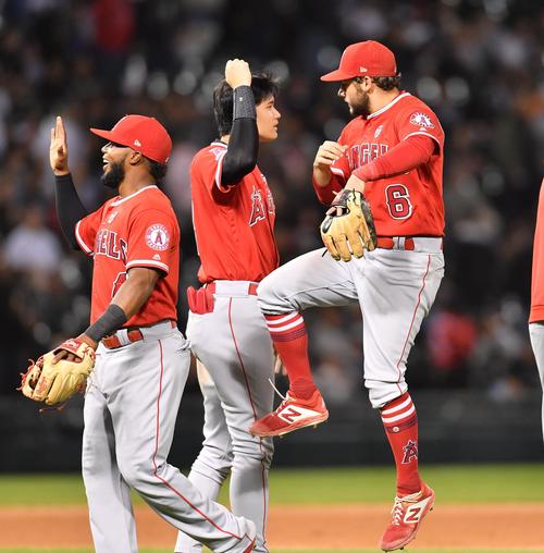 ホワイトソックスに勝利し、フレッチャー（右）をタッチで迎えるエンゼルス大谷（撮影・菅敏）