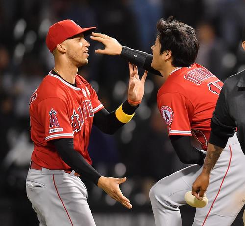 ホワイトソックスに勝利し、シモンズ（左）に手荒い祝福を受けるエンゼルス大谷（撮影・菅敏）