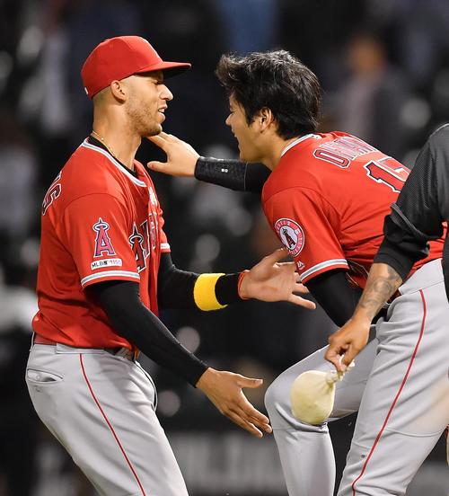 ホワイトソックスに勝利し、シモンズ（左）に手荒い祝福を受けるエンゼルス大谷（撮影・菅敏）