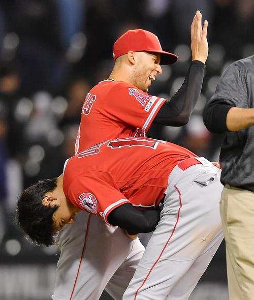 ホワイトソックスに勝利し、シモンズ（上）に手荒い祝福を受けるエンゼルス大谷（撮影・菅敏）