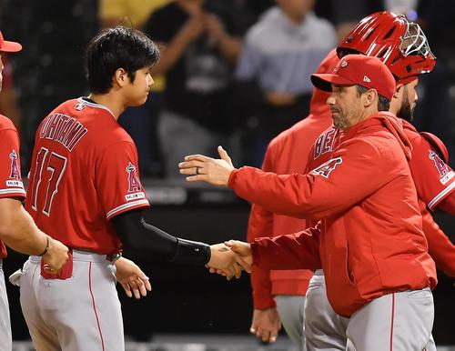 ホワイトソックスに勝利し、オースマス監督（右）に握手で迎えられるエンゼルス大谷（撮影・菅敏）