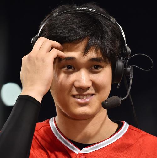 ホワイトソックスに勝利し、5打点のエンゼルス大谷は、笑顔でテレビのインタビューを答える（撮影・菅敏）