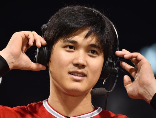 ホワイトソックスに勝利し、5打点のエンゼルス大谷は、テレビのインタビューを答える（撮影・菅敏）