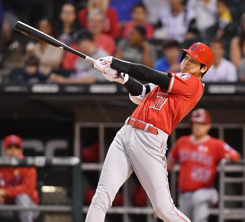 ホワイトソックス対エンゼルス　3回表エンゼルス無死一、三塁、左越えに17号3点本塁打を放つエンゼルス大谷（撮影・菅敏）