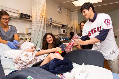アナハイム近郊の小児病院を訪問し、患者と交流するエンゼルス大谷（写真提供：AngelsBaseball）
