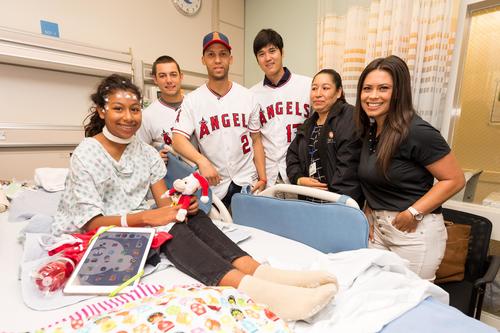 同僚のシモンズ、フレッチャーらとアナハイム近郊の小児病院を訪問し、患者と写真撮影を行ったエンゼルス大谷（写真提供：AngelsBaseball）