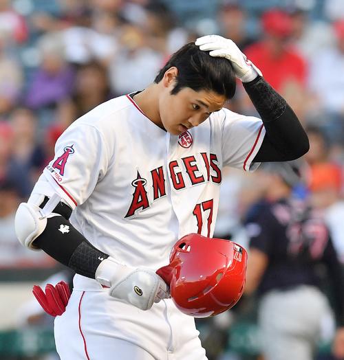 エンゼルス対インディアンス　2回裏エンゼルス2死一、二塁、右飛に倒れ、浮かない表情でベンチに戻るエンゼルス大谷（撮影・菅敏）