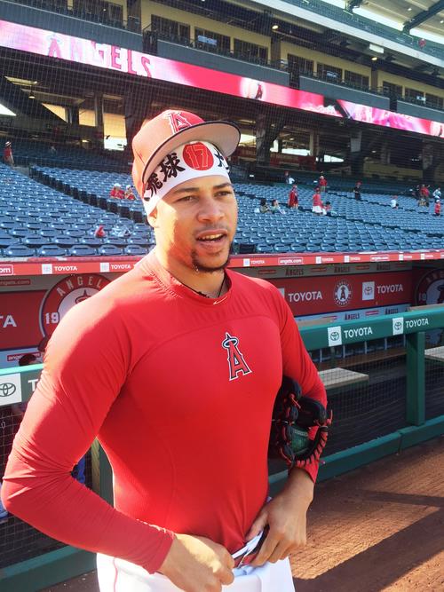 「大飛球17大谷さん」のハチマキを巻いてグラウンドに登場したロブレス
