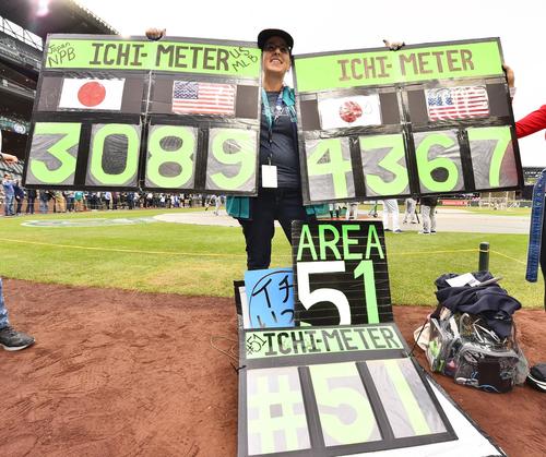 イチロー氏の引退セレモニーが行われるマリナーズ対ホワイトソックス戦でイチメーターを手に笑顔を見せるエイミーさん（撮影・菅敏）