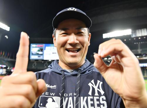 今季10勝目を挙げたヤンキース田中は、笑顔で手で「10」と作る（19年8月27日、撮影・菅敏）