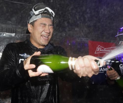 地区優勝を決め、シャンパンファイトを楽しむヤンキース田中