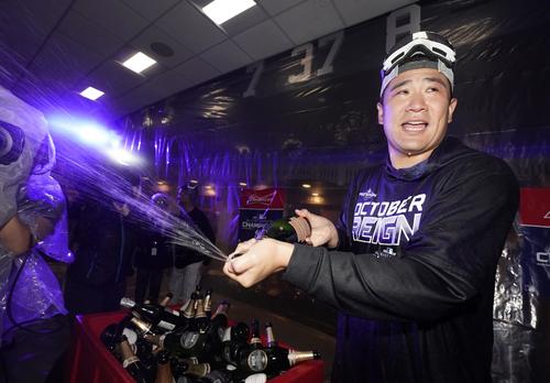 地区優勝を決め、シャンパンファイトを楽しむヤンキース田中