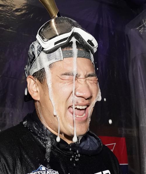 地区優勝を決め、シャンパンファイトを楽しむヤンキース田中
